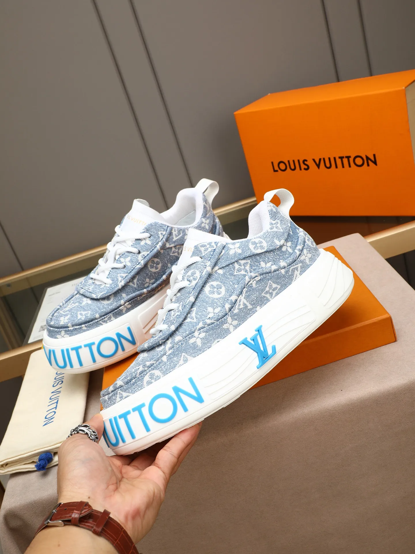 Men's shoes 💰560 LV are novel and fashionable, and the uppers are made of imported cowhide + LV special materials! Super trendy design! It’s eye-catching! The leather is soft, delicate, shiny and translucent, showing the ultimate in pure handcraftsmanship, and the mesh is soft, comfortable and breathable! Size: 39-44 (38 45 customized)